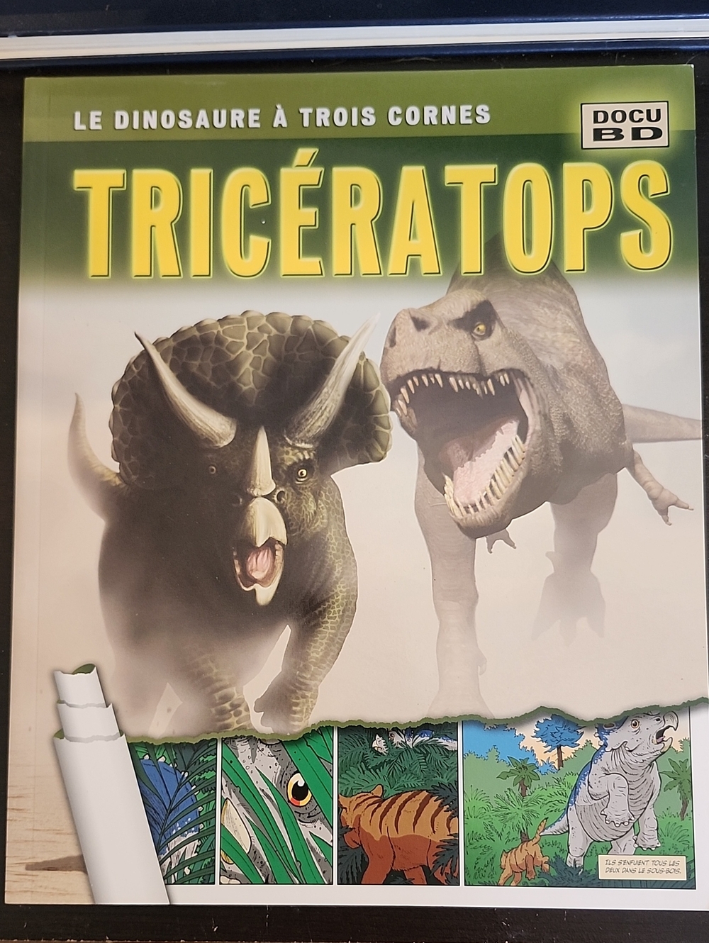 Tricératops - Green Cover Dinosaur Book